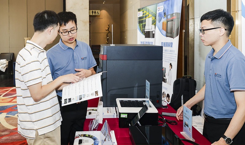 銷售總經(jīng)理為客戶展示商品，耐心答疑解惑